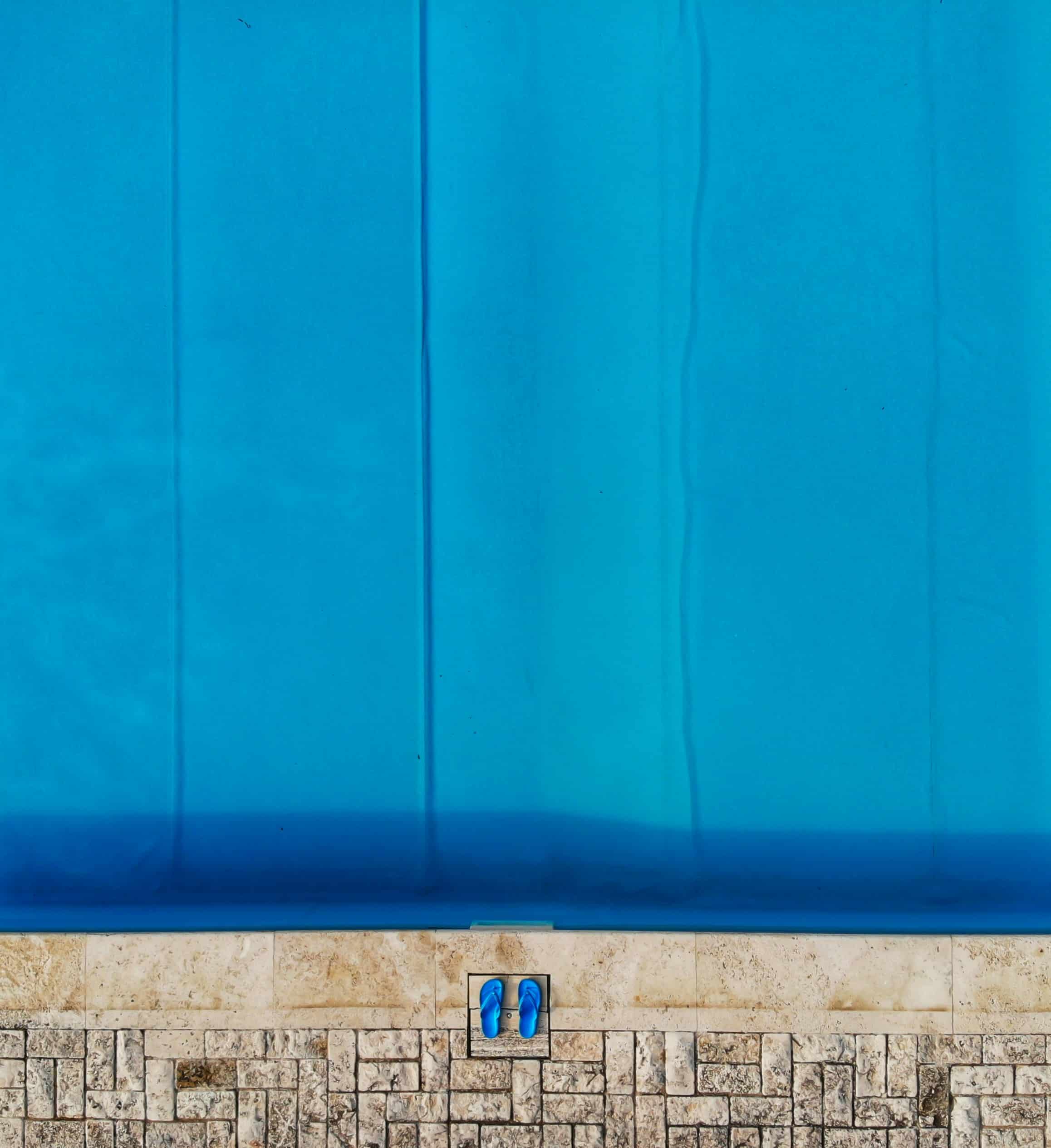 Vista de piscina privada equipada con sistema automático de control, sensores y panel digital en un entorno residencial moderno