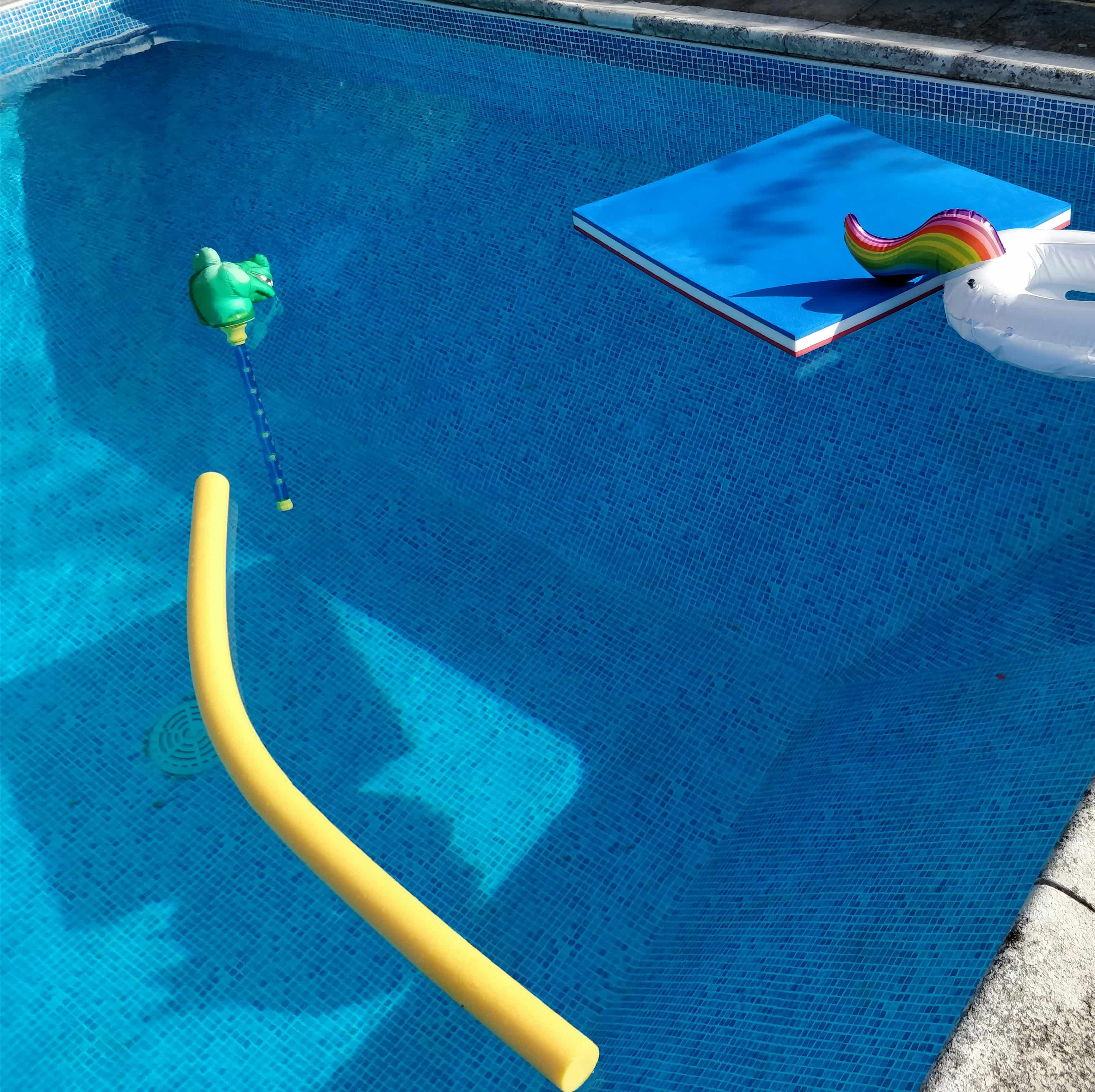 Familia disfrutando de piscina mientras un sistema inteligente de tratamiento de agua opera en segundo plano, ambiente soleado