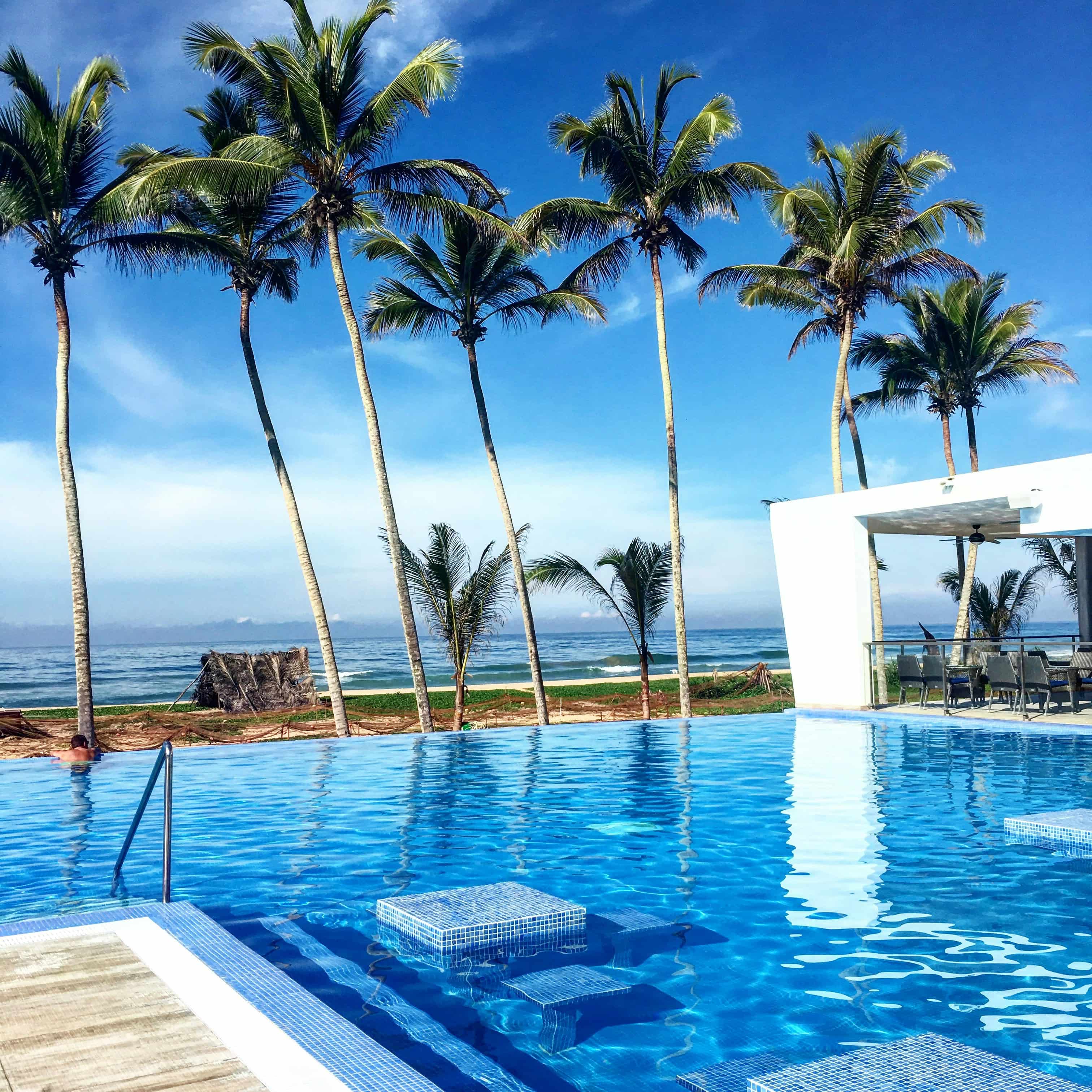 Vista aérea de varias piscinas residenciales con diferentes sistemas de autocontrol, resaltando tecnología y limpieza del agua